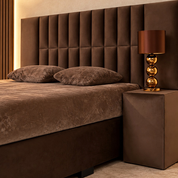 Detail van het bruine hoofdbord van Boxspring Set Bari