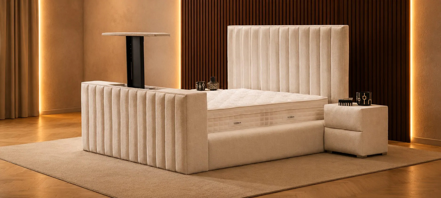 Luxe beige boxspring met TV-lift en nachtkastje bij Laviva Bedding
