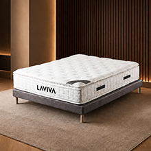 Laviva matras in een warm slaapkamerinterieur