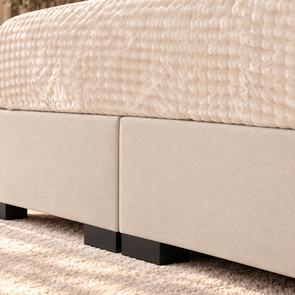 Detail van de lichte boxen en donkere poten van Boxspring Set Bella